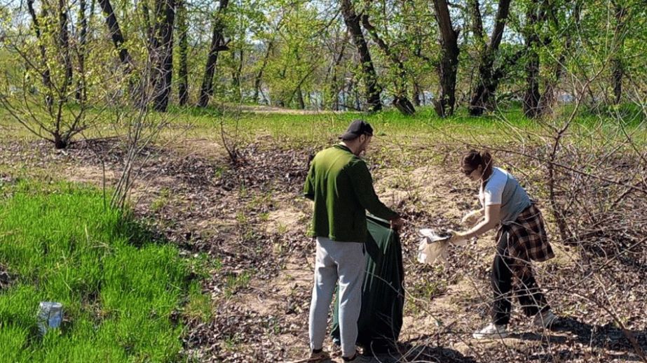 Засмічену після пікніків прибережну лісосмугу у середмісті Запоріжжя почистили