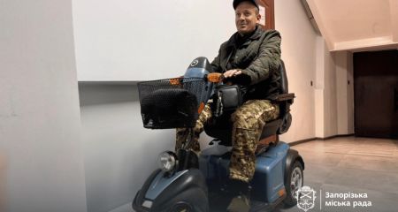 У Запоріжжі ветерану війни передали електроскутер &ndash; кадри