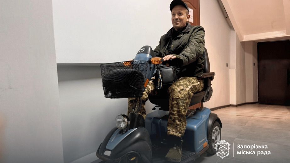 У Запоріжжі ветерану війни передали електроскутер &ndash; кадри