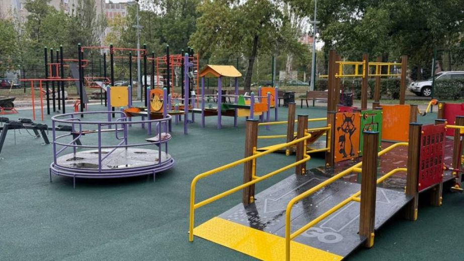 Инклюзивные качели портят на площадках Запорожья &ndash; кадры