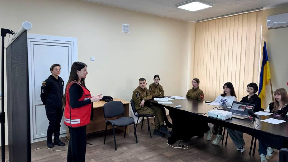 В Запорожье молодежь знакомили с волонтерской деятельностью Красного Креста