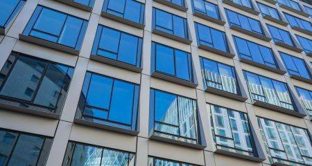 Десятки пошкоджених вікон замінили іноземні партнери в квартирах запоріжців