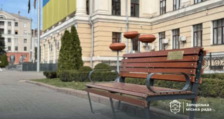 "Поміж нас": на Соборному в Запоріжжі встановили нові таблички на честь героїв