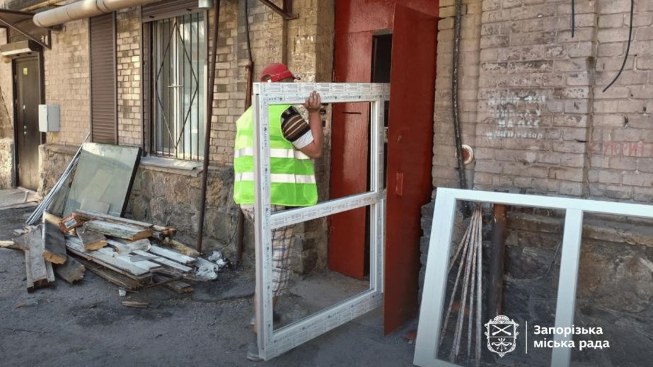 Более 1300 окон заменили в поврежденных домах Запорожья