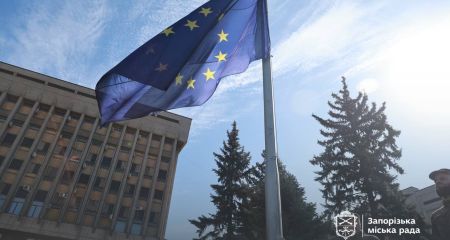 В Запорожье ко Дню Европы подняли флаг ЕС &ndash; кадры
