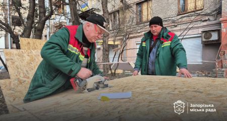 Работают более 200 человек: десятки запорожских домов восстановили после атаки РФ