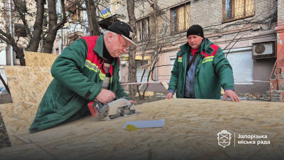 Масштабна ліквідація наслідків дронової атаки триває у Запоріжжі – кадри