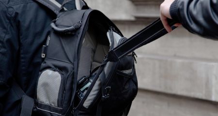 Угощение на остановке обернулось для запорожца ограблением