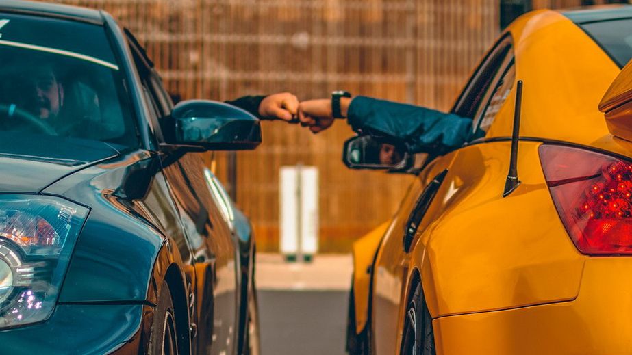 Підозріло дешеві преміум-автівки у службовців Запоріжжя знайшли розслідувачі