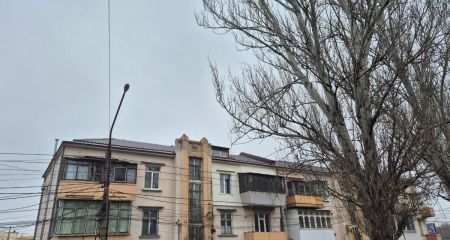 Возле запорожского автовокзала завершают восстанавливать поврежденный дом