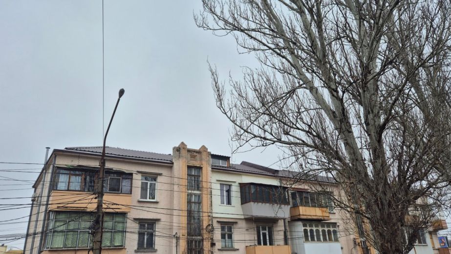 Возле запорожского автовокзала завершают восстанавливать поврежденный дом