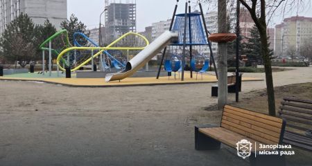 "Попрацювали" вандали: в Запоріжжі приводять до ладу парк в Космічному районі
