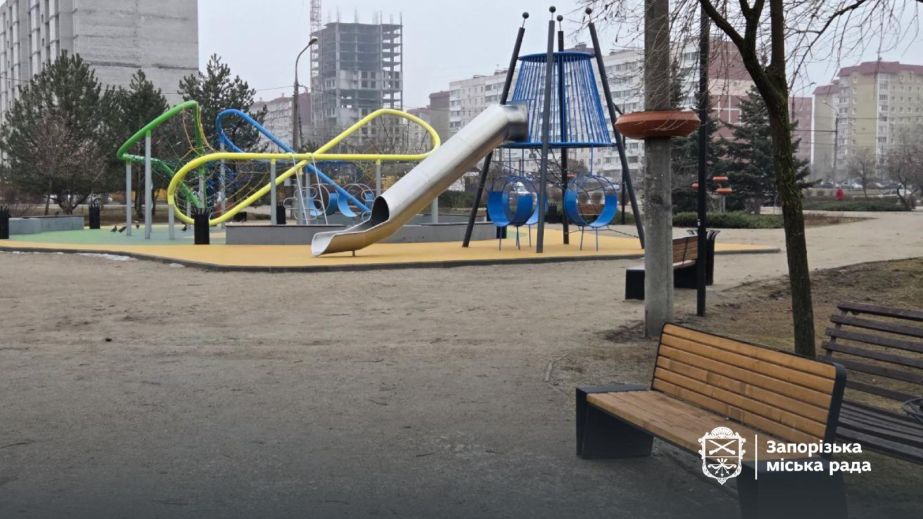 "Поработали" вандалы: в Запорожье приводят в порядок парк в Космическом районе