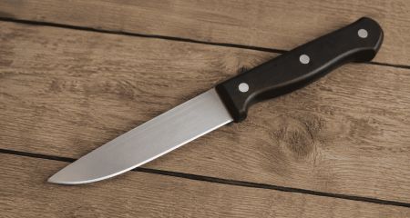 В Запорожье мужчина ради 500 гривен дважды ударил ножом товарища