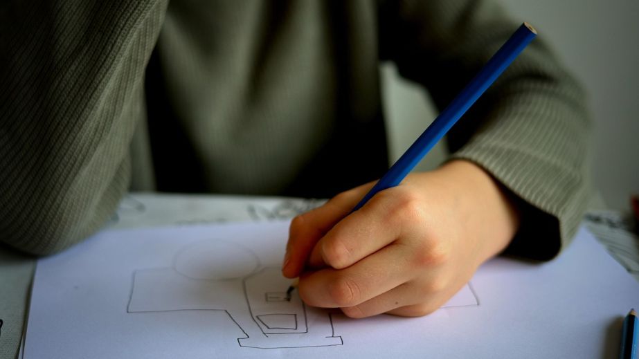 Оккупанты удвоили усилия по загромождению школ на Запорожье "партами героев"