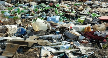 Экскаватором убрали мусор возле остановки в Запорожье