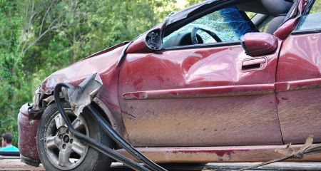 Вражеский дрон попал в припаркованный автомобиль на Запорожье
