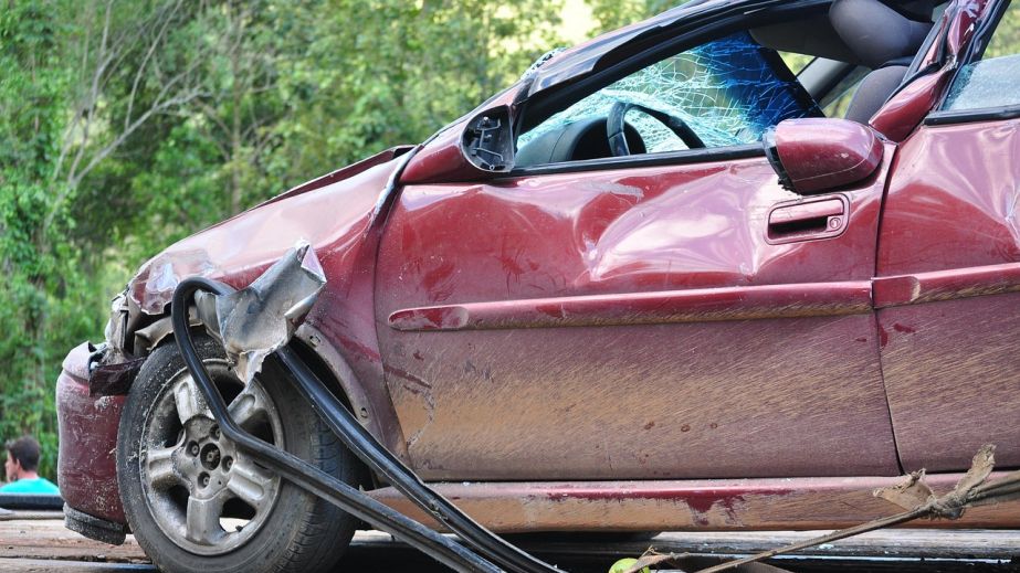 Ворожий дрон поцілив у припарковану автівку на Запоріжжі