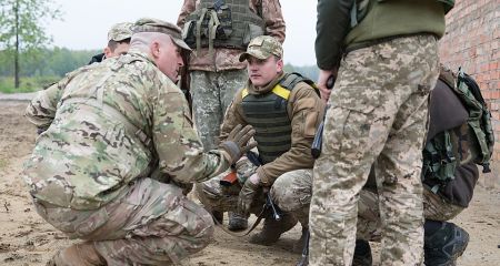 Враг ежедневно атакует малыми группами на западе Запорожской области, – военный
