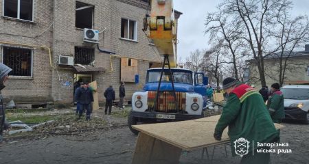 После удара по Запорожью коммунальщики "закрыли" окна в пяти домах