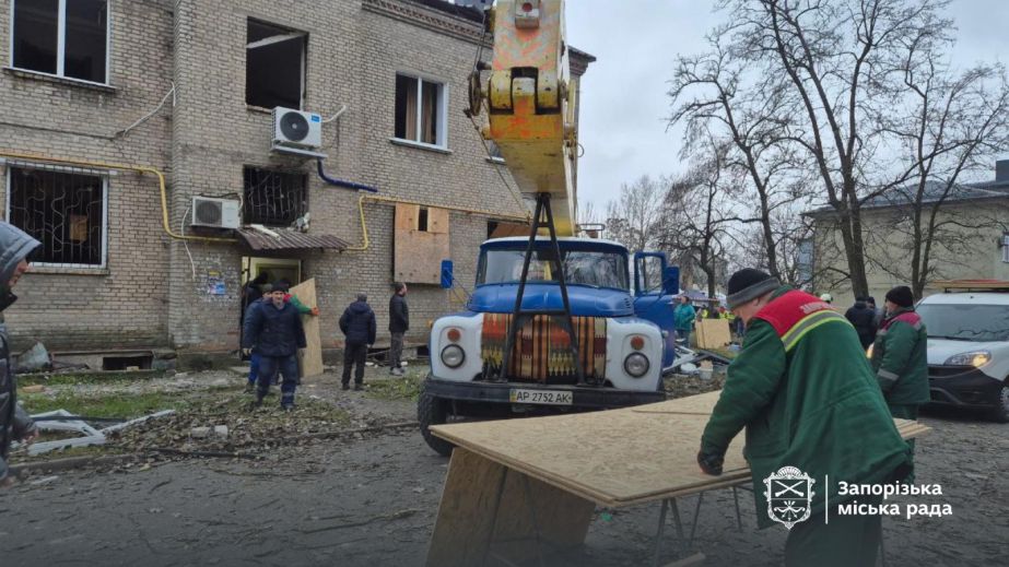 Після удару по Запоріжжю комунальники "закрили” вікна у пʼяти будинках