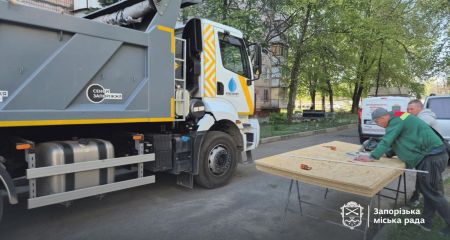 Пошкоджено понад 30 будинків: у двох районах Запоріжжя ліквідують наслідки авіаудару
