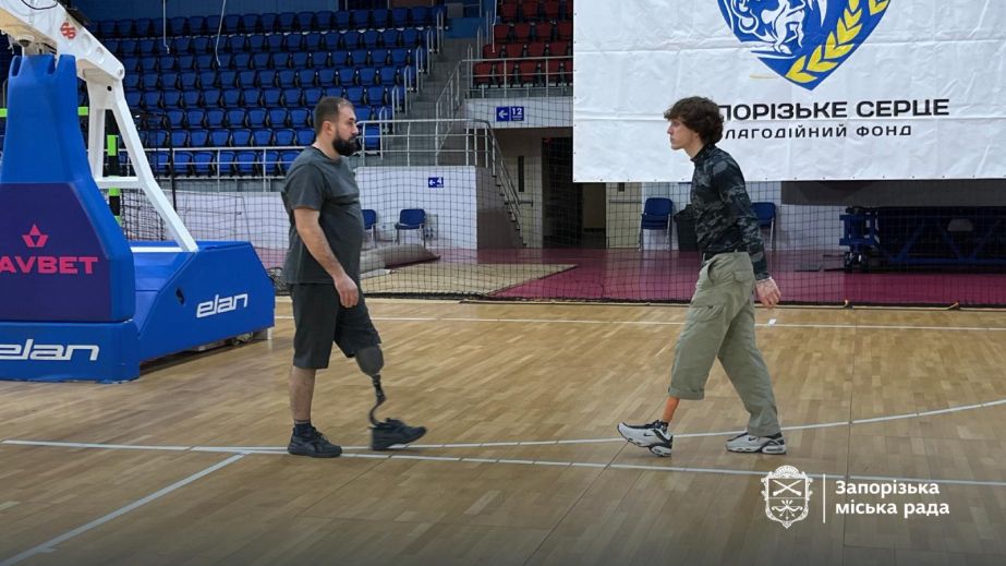 В Запорожье 12 защитников получили спортивные протезы и протестировали их – кадры
