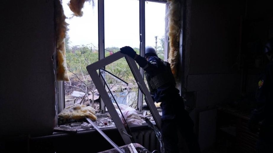 У 55 будинках Запоріжжя "закрили" вибиті обстрілами вікна
