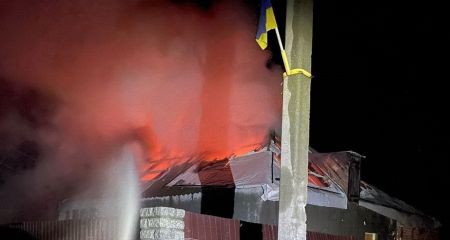 Крыша дома пылала в Орехове на Запорожье после обстрелов – кадры