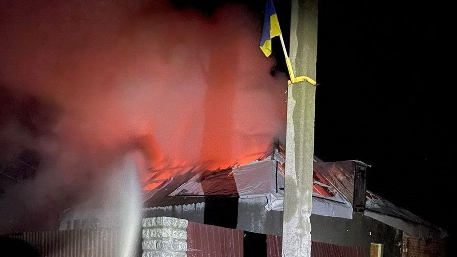 Дах будинку палав в Оріхові на Запоріжжі після обстрілів – кадри