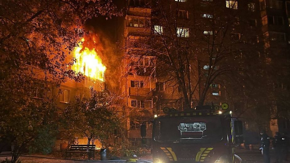 Балконы и крыша пылали в трех многоэтажках Запорожья после атаки