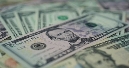 На окупованому Запоріжжі виставили на продаж 2 долари за мільйон рублів