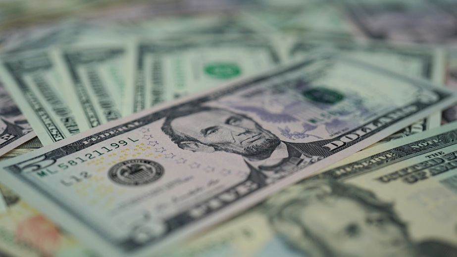 На оккупированном Запорожье выставили на продажу 2 доллара за миллион рублей