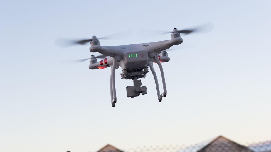 Вражеский FPV атаковал дом в Приморском на Запорожье – есть раненый