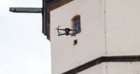 Російський FPV-дрон влучив у будинок під Запоріжжям: є поранена