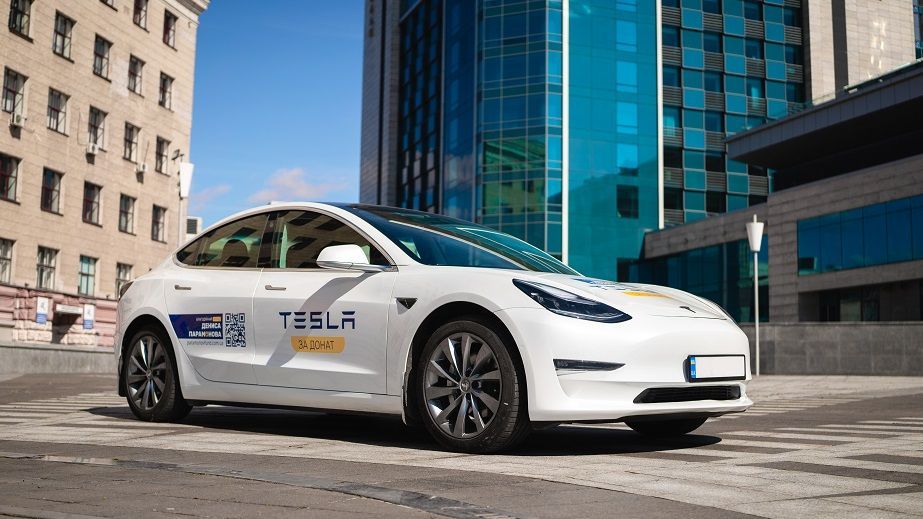 Донат на 500 гривен за электрокар Tesla: Фонд Дениса Парамонова проводит акцию в поддержку больниц