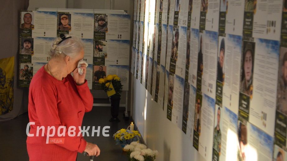 "Пам’ять – це дія": у Запоріжжі відкрили експозицію про полеглих захисників Маріуполя