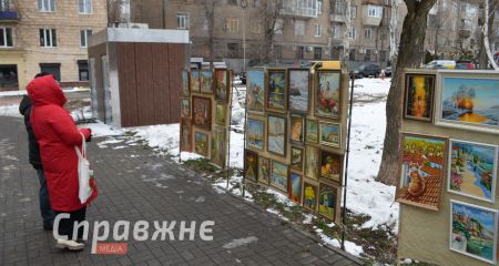 Туалет рядом с вернисажем появился в Запорожье, несмотря на тихие протесты художников