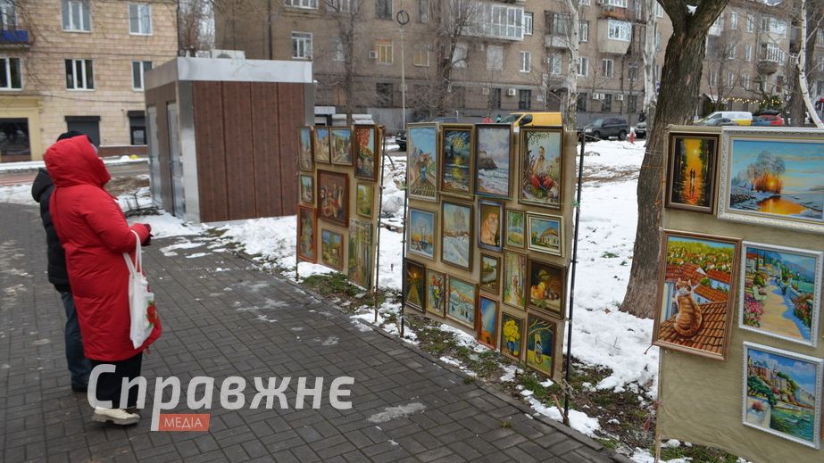 Туалет поруч із вернісажем з&rsquo;явився в Запоріжжі, попри тихі протести митців