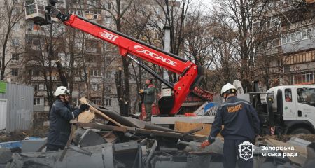 Як у Запоріжжі проходить ліквідація наслідків ворожого авіаудару – кадри