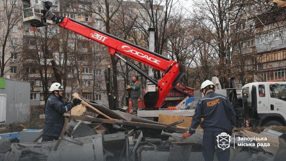 Як у Запоріжжі проходить ліквідація наслідків ворожого авіаудару – кадри