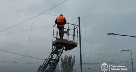 Потовщені антидронові сітки монтують у спальному районі Запоріжжя