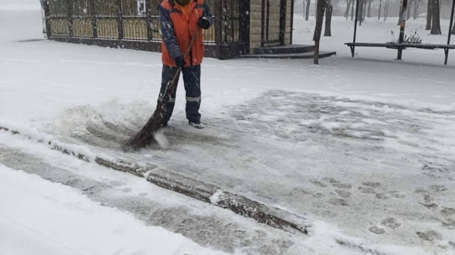 В Запорожье 450 коммунальщиков чистили улицы от снега &ndash; кадры