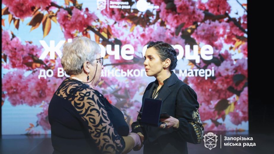 Запорожанок, потерявших родных на войне, отметили ко Дню матери