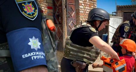 Матір з двома малолітніми дітьми евакуювали із запорізької Юрківки