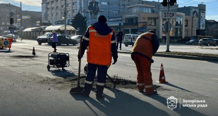 На главном проспекте Запорожья латают ямы: водителям нужно объезжать участки