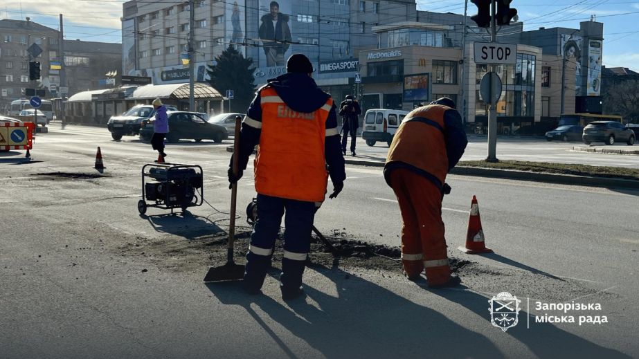 На головному проспекті Запоріжжя латають ями: водіям потрібно об&rsquo;їжджати ділянки