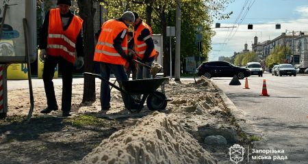 На Соборному в Запоріжжі готують 20 тисяч "квадратів" під нові газони &ndash; кадри