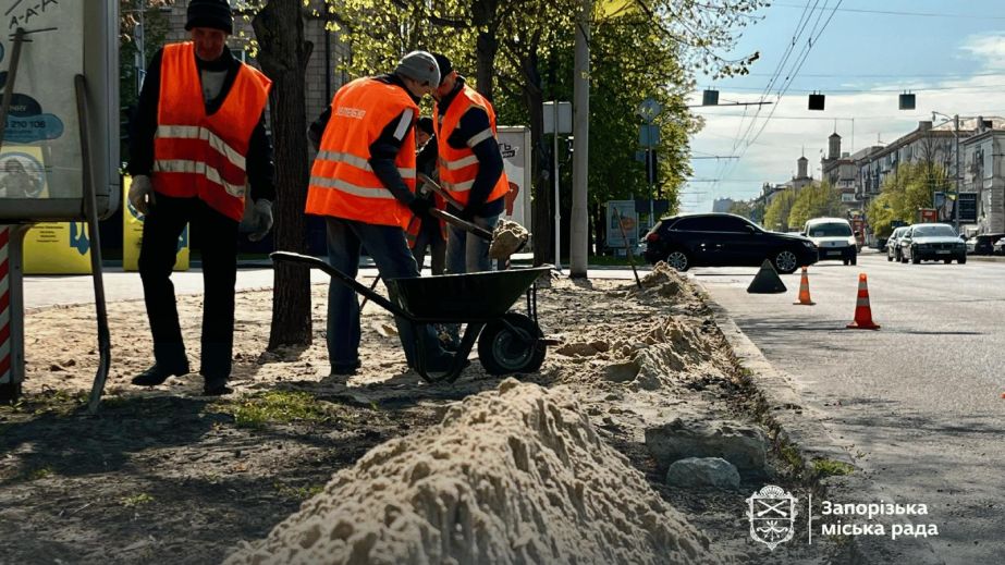 На Соборному в Запоріжжі готують 20 тисяч "квадратів" під нові газони &ndash; кадри