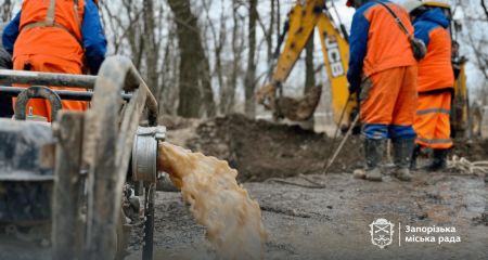Два прориви за півроку: проблемний водогін латають у Запоріжжі